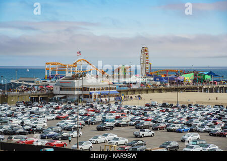 Santa Monica, APR 17: Der Pier und Parkplatz des Santa Monica Beach bei Los Angeles County, Kalifornien, USA Stockfoto