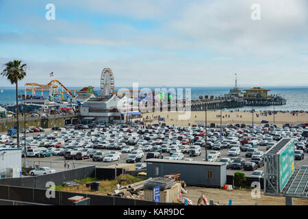 Santa Monica, APR 17: Der Pier und Parkplatz des Santa Monica Beach bei Los Angeles County, Kalifornien, USA Stockfoto