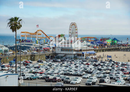 Santa Monica, APR 17: Der Pier und Parkplatz des Santa Monica Beach bei Los Angeles County, Kalifornien, USA Stockfoto