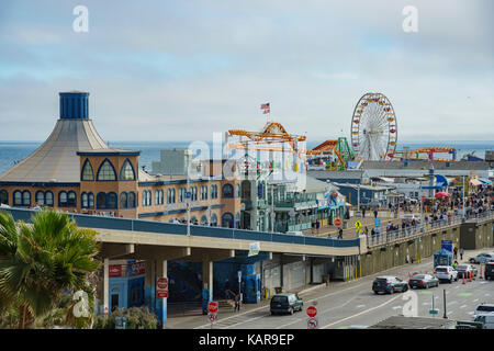 Santa Monica, APR 17: Der Pier und Parkplatz des Santa Monica Beach bei Los Angeles County, Kalifornien, USA Stockfoto