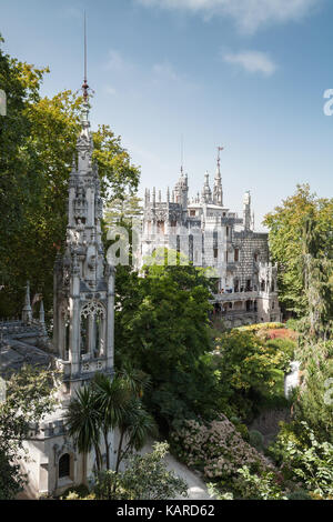 Romantisches Schloss und Kapelle von Quinta da Regaleira. Sintra, Portugal. Es wurde 1910 fertiggestellt und ist jetzt als Weltkulturerbe von der UNESCO klassifiziert Stockfoto