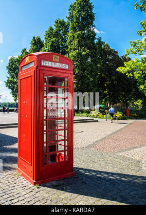 Berlin, Alt-Tegal, Alte Tegal. Englisch rote Telefonzelle auf der Greenwich Promenade neben dem Tegeler See - partnerstadt von Greenwich London Stockfoto