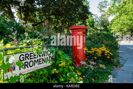 Berlin, Alt-Tegal, Alte Tegal. Englisch red Post Box auf der Greenwich Promenade neben dem Tegeler See - partnerstadt von Greenwich London Stockfoto