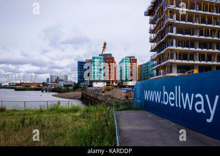 London, Greenwich. Luxus New-Build riverside Apartment Gebäude im Bau. Bellway und Barratts Entwickler neue Entwicklungen Stockfoto