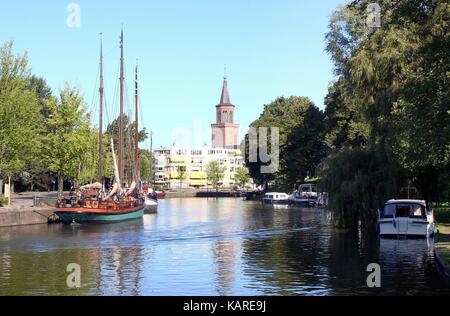 Alte saling Schiffe entlang Westerstadsgracht Kanal im Zentrum von Leeuwarden, Niederlande. Stockfoto