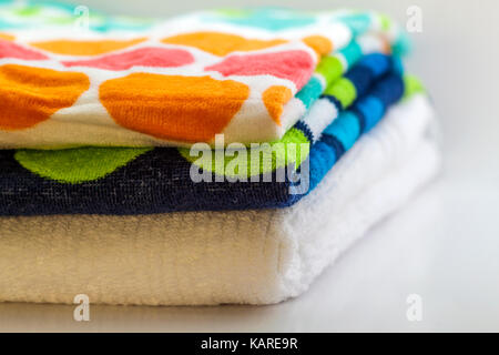 Bunte Baumwolle Badetücher auf weißem Hintergrund Stockfoto