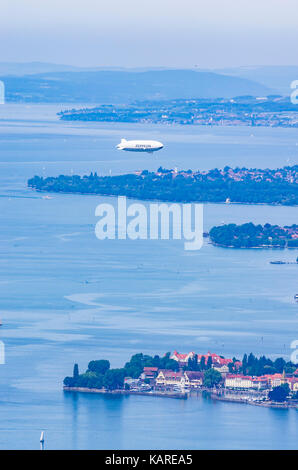 Blick über Lindau und den Bodensee mit Zeppelin, wie vom Pfänder aus gesehen, Vorarlberg, Österreich. Stockfoto