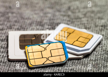 Satz von Mini, Mikro und Nano-SIM-Karte. Auf grauen Tuch Textur Hintergrund isoliert Stockfoto