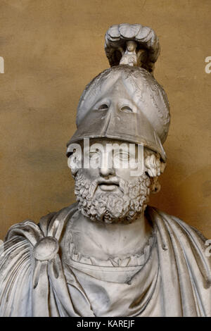 Pyrrhus im Innenhof des Palazzo Pitti, Florenz. Ein Fragment einer antiken römischen Angesicht eines Gottes, die im 16. Jahrhundert fertig zu machen, eine Büste von Pyrrhus. 16. Jahrhundert, Palazzo Pitti, Florenz Stockfoto