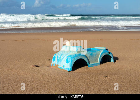 Kunststoff Spielzeug Auto gewaschen, auf einem abgelegenen schottischen Strand UK Stockfoto