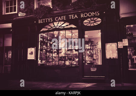 Bettys Kaffee Zimmer nachts, York, North Yorkshire, England, Großbritannien Stockfoto