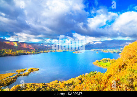 Big Sky Vista von der Überraschung zu sehen, Blick über Derwentwater in Richtung Keswick, Skiddaw und Bassenthwaite See. Lake District, England, UK. Stockfoto