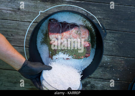 Außerhalb Kochen in einem Schmortopf Stockfoto