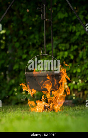 Außerhalb Kochen in einem Schmortopf Stockfoto
