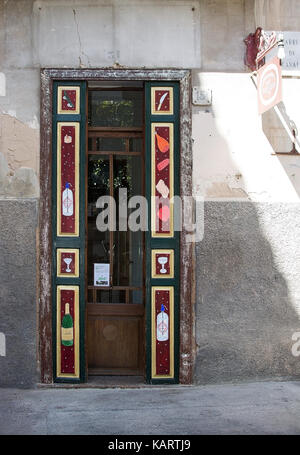 Palma de Mallorca, Balearen, Spanien - 29. März 2017: fiambreria champaneria Bar toque queda Detail in der Altstadt von Palma am 29. März 2017 in Palm Stockfoto