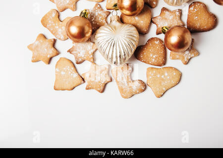 Weihnachtsdekoration mit Lebkuchen, Weihnachtskugeln. weißen Hintergrund. Urlaub, neues Jahr Konzept. Ansicht von oben. Stockfoto