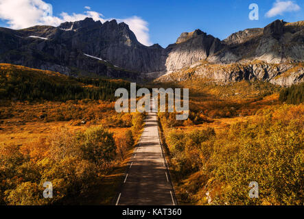 Malerische Straße in das Dorf Nusfjord auf Lofoten in Norwegen an einem sonnigen Herbsttag. Stockfoto
