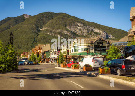 Einen malerischen Blick auf die Straße des Banff Haupteinkaufsstraße an einem sonnigen Sommertag. Banff ist ein Ferienort und beliebtes Touristenziel. Stockfoto