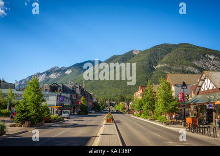 Scenic street view der Banff Avenue an einem sonnigen Sommertag. Banff ist ein Ferienort und beliebtes Reiseziel Stockfoto