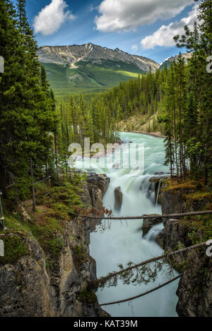 Obere Sunwapta Falls im Jasper National Park, Kanada. Das Wasser stammt aus dem Athabasca-gletscher. Lange Belichtung. Stockfoto