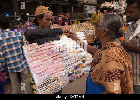 Hyderabad, Indien - 25. September 2017. im mittleren Alter indische Frau Geschäfte für Schmuck in Hyderabad, Indien. Stockfoto