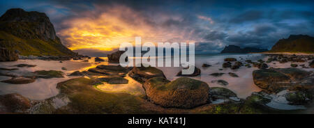 Panorama der Uttakleiv Strand auf Lofoten in Norwegen bei dramatischen Sonnenuntergang. Lange Belichtung. Stockfoto