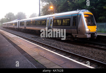 Chiltern Railways Zug an der Warwick Bahnhof, am frühen Morgen, Warwickshire, England, Großbritannien Stockfoto