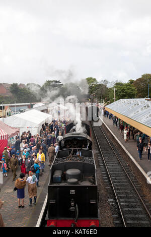 1940 Wochenende in Sheringham Station auf dem North Norfolk Eisenbahn. 1000 s Reisen die Poppy Linie von Sheringham zu Holt über die beiden Tag Extravaganza. Stockfoto