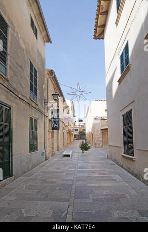 Alcudia, Mallorca, Spanien - 15. Dezember 2016: Weihnachten dekoriert leere Gasse in der Altstadt an einem sonnigen Tag im Dezember 15, 2016 in Alcudia, Mallorca Stockfoto