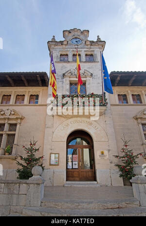 Alcudia, Mallorca, Spanien - 15. Dezember 2016: Weihnachten dekoriert Casa consistorial in der Altstadt an einem sonnigen Tag im Dezember 15, 2016 in Alcudia, Ma Stockfoto