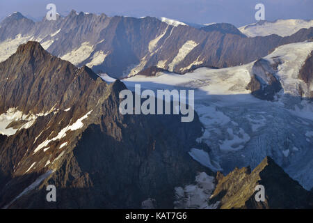 Luftaufnahme der Schweizer Alpen und den Aletschgletscher. Stockfoto