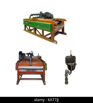 Waschraum Ausstattung Retro Vintage, Mangold, Wringer und Kalender aus den 50er Jahren in Schweden isoliert auf Weiss. Stockfoto