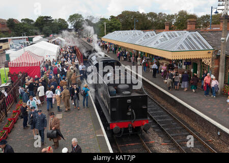 1940 Wochenende in Sheringham Station auf dem North Norfolk Eisenbahn. 1000 s Reisen die Poppy Linie von Sheringham zu Holt über die beiden Tag Extravaganza. Stockfoto