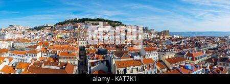 Luftbild der Altstadt von Lissabon, das untere Bild sieht San Jorge Schloss, Portugal Stockfoto