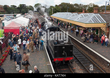 1940 Wochenende in Sheringham Station auf dem North Norfolk Eisenbahn. 1000 s Reisen die Poppy Linie von Sheringham zu Holt über die beiden Tag Extravaganza. Stockfoto