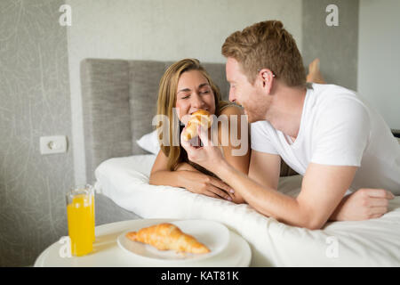 Paar beim Frühstück im Bett Stockfoto