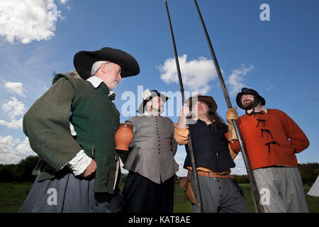 Englischer Bürgerkrieg Musketier und pikeniere Re-enactors (von links), Sean Murray, Adrian Salisbury-Smith, Christopher Johnson und Simon Vetter. Stockfoto