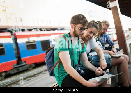 Eine Gruppe von Freunden, die mit dem Zug anreisen Stockfoto