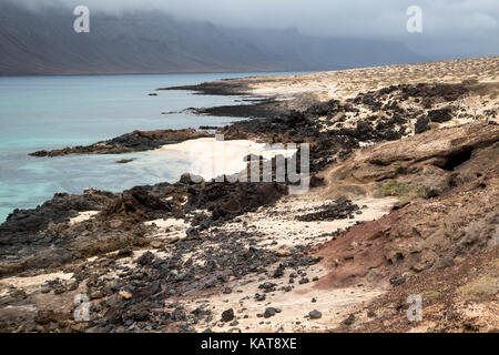 Blick auf ruhigen Meer, Wolken Risco de Famara Klippen, die Insel La Graciosa, Lanzarote, Kanarische Inseln, Spanien Stockfoto