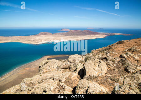 Insel La Graciosa und El Rio Kanal, Chinjo Naturpark, Lanzarote, Kanarische Inseln, Spanien Stockfoto