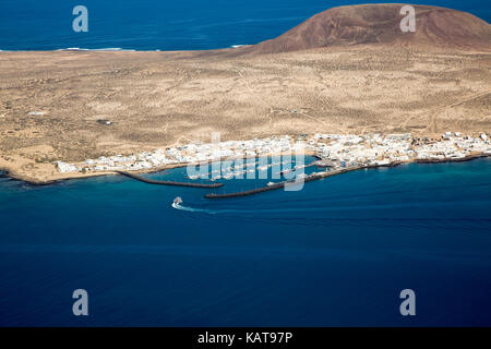 Fähre Schiff nähert sich Caleta del Sebo, La Graciosa, Lanzarote, Kanarische Inseln, Spanien Blick vom Mirador del Rio Stockfoto