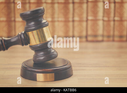 Holz- Gesetz Hammer gegen eine Reihe von recht Bücher, Retro getönt Stockfoto