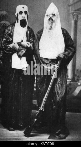 KU Klux Klan ursprünglich in Form von a-la-carte de visite diese beiden Männer für ihre Abbildung in Huntsville, Alabama im Jahr 1868, zwei Jahre nach der KK wurde gebildet. Stockfoto