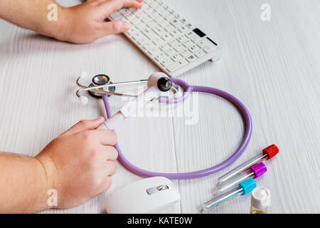 Die Hände des Arztes am Tisch hält in den Händen von einem Reagenzglas Arzt Hand hält die medizinische Blut Tube im Laborraum Krankenhaus. Stockfoto