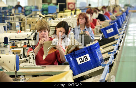 Dolni Nemci, Tschechische Republik. 26 Sep, 2017. Die Produktionsanlage von Bata in Dolni Nemci, Tschechische Republik produzieren über 14.000 Paar Schuhe für Diabetiker in diesem Jahr. Die Anzahl dieser spezielle Schuhe in riesigen Werk des alleinigen Schuster in Mitteleuropa steigt Jahr um 500 bis 700 Paaren. Diabetiker Schuhe begann die Produktion in Dolni Nemci vor 11 Jahren. Klassische Stiefel unterscheiden sich vor allem in ihrer Bauweise. Auf dem Foto eine Nähwerkstatt in der Firma in Dolni Nemci gesehen wird, der Tschechischen Republik, am 26. September 2017. Credit: Dalibor Gluck/CTK Photo/Alamy leben Nachrichten Stockfoto