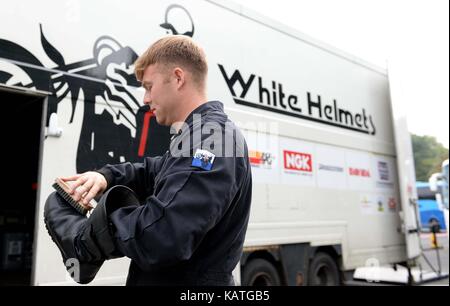 Blandford, Dorset, Großbritannien. 27 Sep, 2017. Mitglieder der königlichen Signale weiße Helme Motorrad display Team bereiten Sie sich auf die Parade Credit: finnbarr Webster/alamy leben Nachrichten Stockfoto