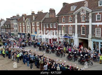 Blandford, Dorset, Großbritannien. 27 Sep, 2017. royal Signale weiße Helme durch Blandford credit Ride: finnbarr Webster/alamy leben Nachrichten Stockfoto