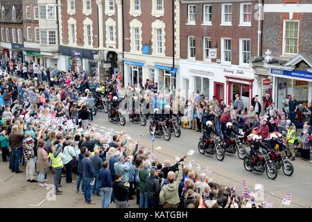 Blandford, Dorset, Großbritannien. 27 Sep, 2017. royal Signale weiße Helme durch Blandford credit Ride: finnbarr Webster/alamy leben Nachrichten Stockfoto