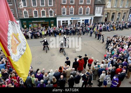 Blandford, Dorset, Großbritannien. 27 Sep, 2017. royal Signale weiße Helme durch Blandford credit Ride: finnbarr Webster/alamy leben Nachrichten Stockfoto