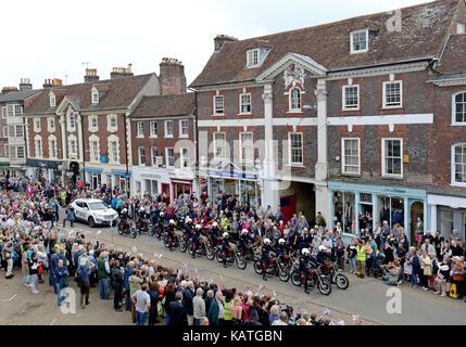 Blandford, Dorset, Großbritannien. 27 Sep, 2017. royal Signale weiße Helme durch Blandford credit Ride: finnbarr Webster/alamy leben Nachrichten Stockfoto